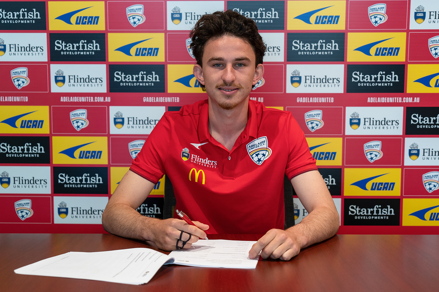 Dom Costanzo has signed a scholarship with Adelaide United for 2020/21